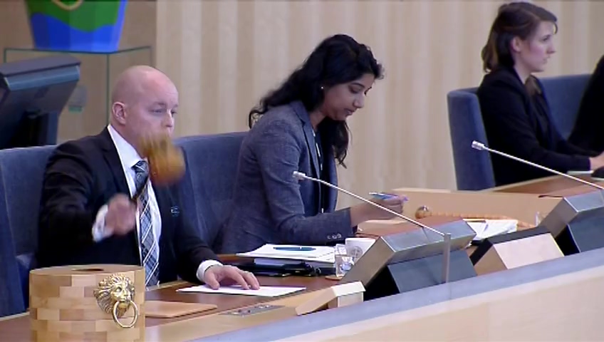 Stillbild från debatten i kammaren