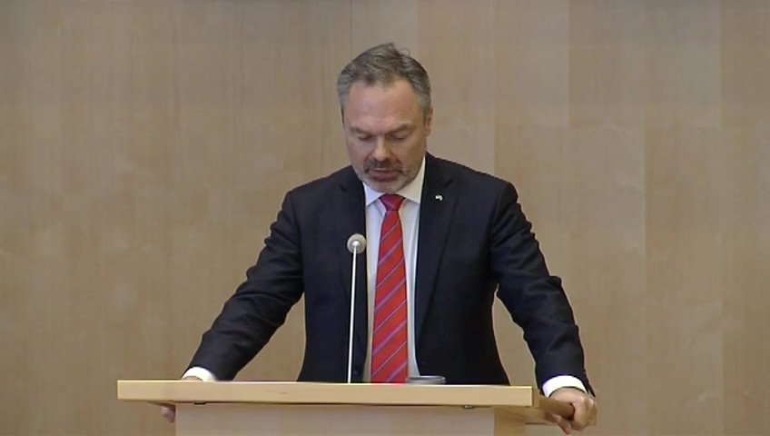 Stillbild från Aktuell debatt: Aktuell debatt om vägen in på arbetsmarknaden